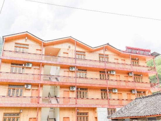 海螺沟杉树平木逸酒店