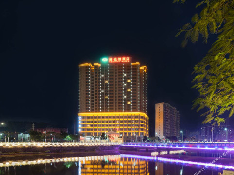 维也纳酒店(信宜教育城江景店)