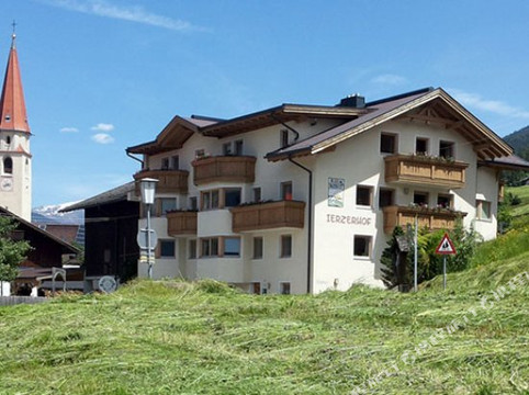 Arzl im Pitztal酒店住宿-Kinderbauernhof Ierzerhof