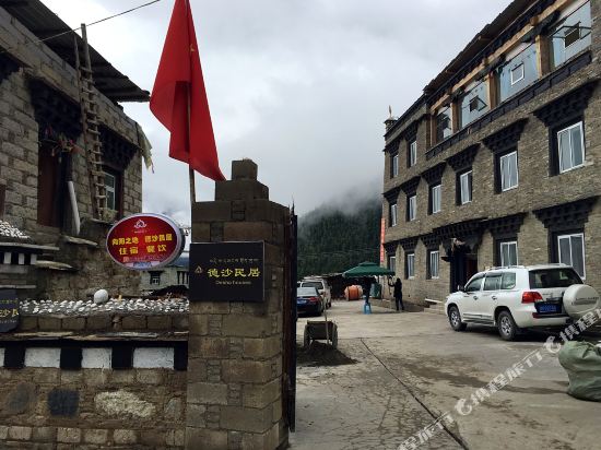 稻城亚丁向阳之地德沙民居