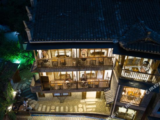 凤凰望江山居民宿