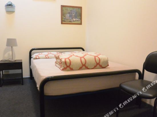 Elizabeth Hostel Room Type - Economy Double Room with Shared Bathroom