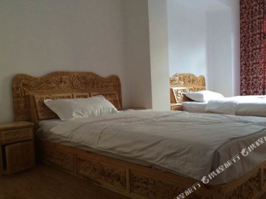 巴塘古桑抱石民居接待站