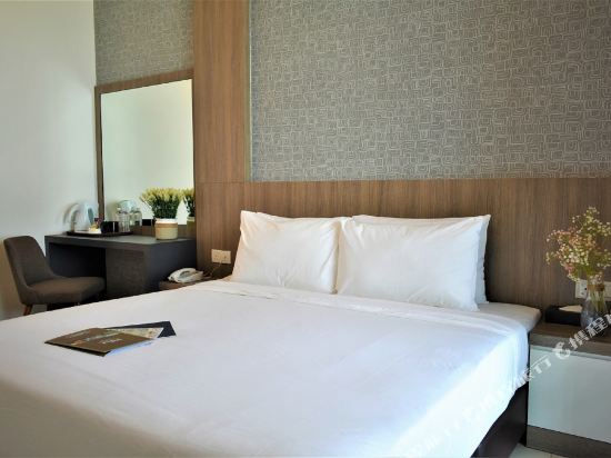 D'Wharf Hotel & Serviced Residence Room Type - Superior King Room
