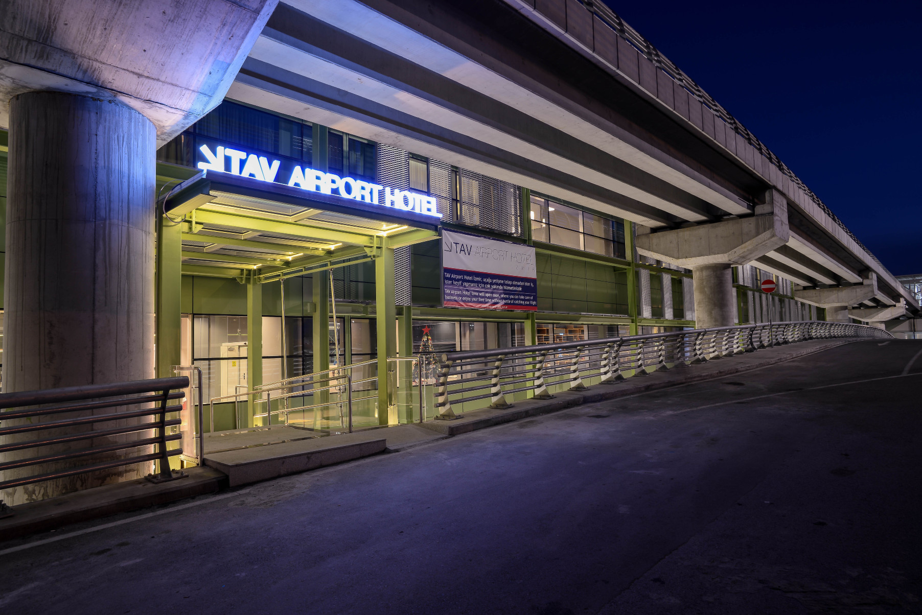 伊兹密尔塔夫机场酒店-官方
