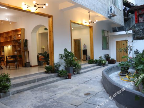 凤凰轻风微醉民宿