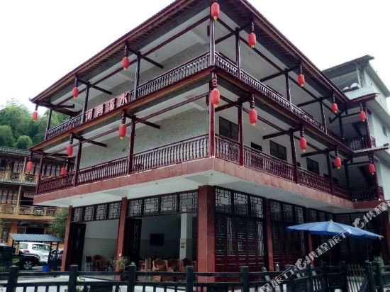 雅安河旁溪水客栈