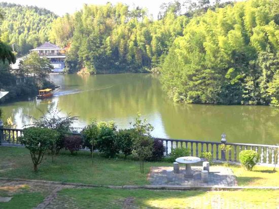 天柱山傍水驿馆