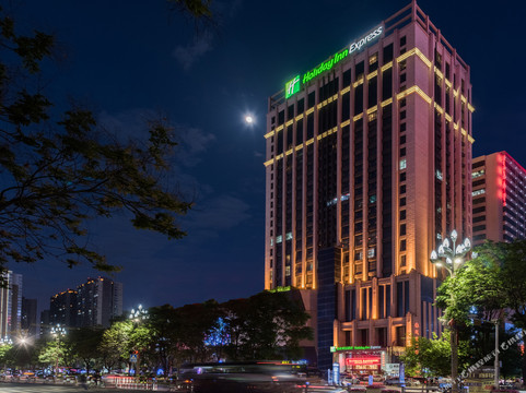 陕西省酒店住宿-宝鸡世纪荟萃智选假日酒店