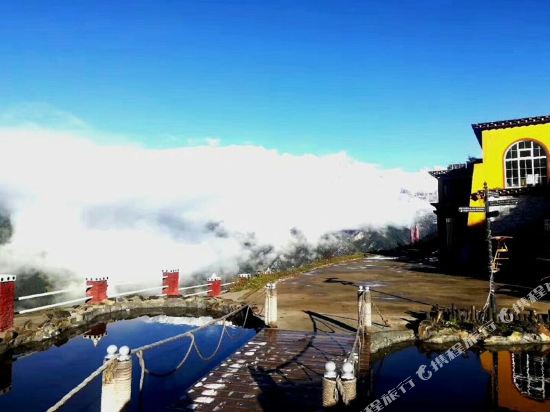 丹巴东马顶果山风景酒店