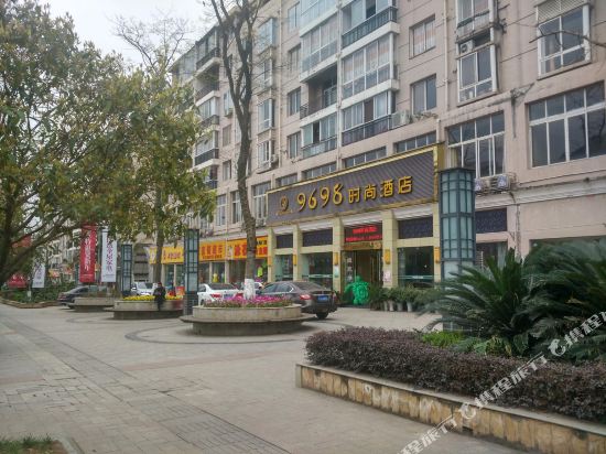 大英蓝钻主题酒店