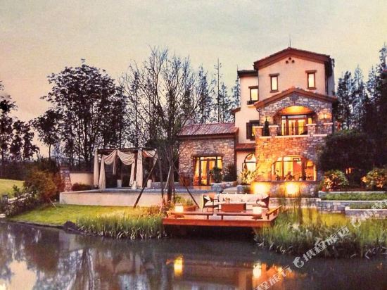 青城山下湖边别墅