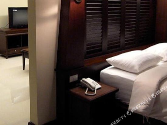 August Suites Room Type - Executive Suite with City View August Suites Room Type - Executive Suite with City View