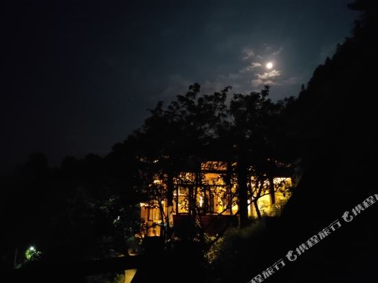 西江贵赏拾光山宿酒店