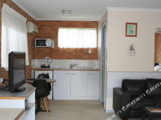 The Coachman Motel & Units Room Type - Deluxe Suite with Spa Bath