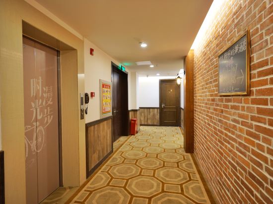 Time Walk Hotel (Beijing Dongzhimen North Bridge Liufang Metro Station)