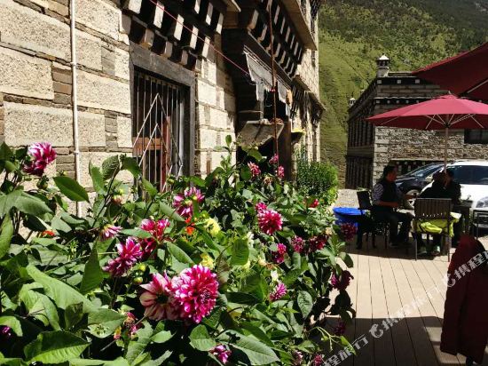 稻城亚丁阿妈民宿摄影主题酒店