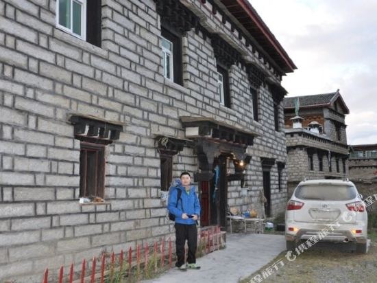 稻城亚丁梅朵藏寨