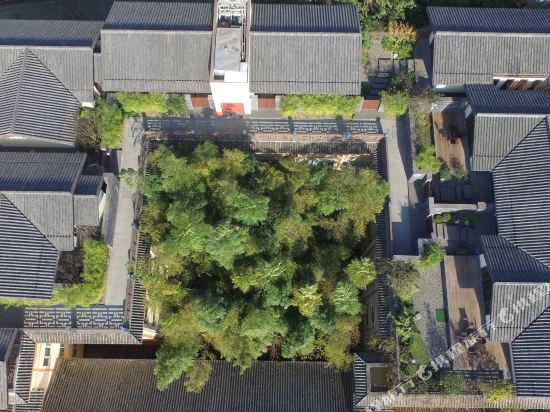 峨眉山观景温泉汤屋