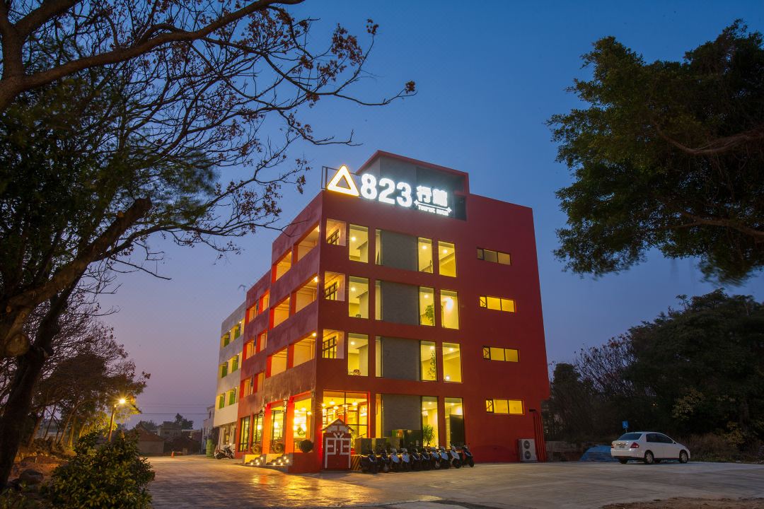823Tourist Hotel