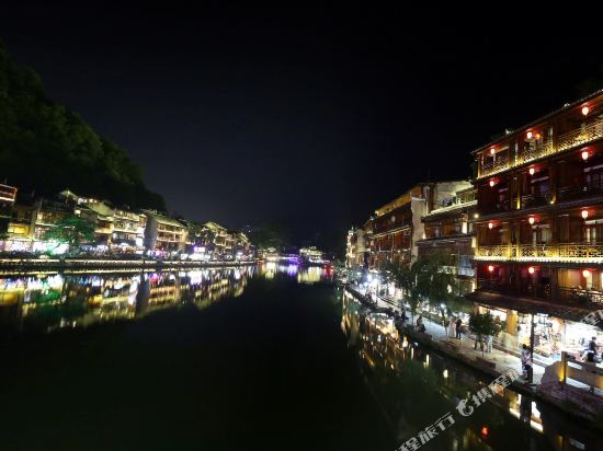 凤凰花迹江景民宿