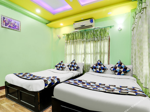 OYO 585 Hotel Raj Durbar & Navrang