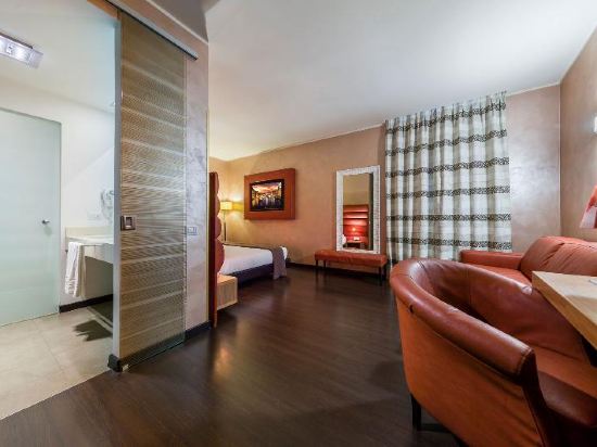 Base Hotel Room Type - Deluxe Double Room