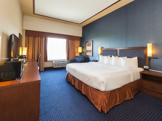 Quality Inn & Suites Levis Room Type - King Room - Disability Access