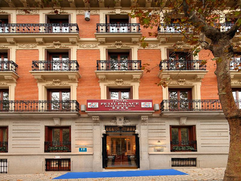 利尔塔德广场小皇宫酒店