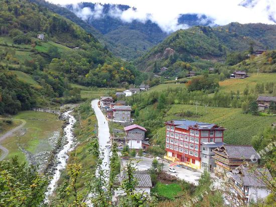 宝兴安尔吉大酒店