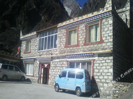 四姑娘山人参果坪山庄