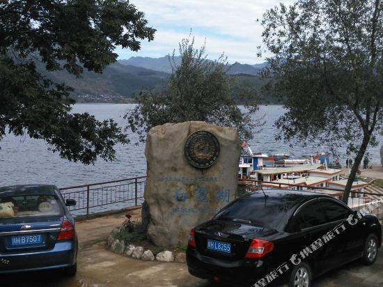 青川白龙湖滨湖客栈