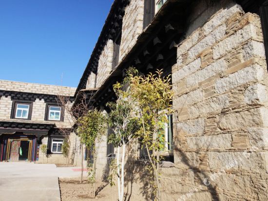 稻城彭措德勒精品花园酒店