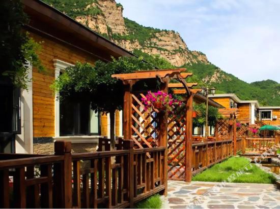 北京白河岸边温泉度假村