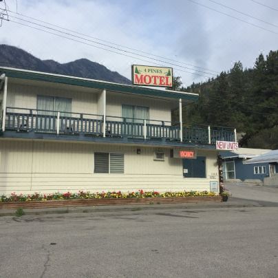 4 Pines Motel
