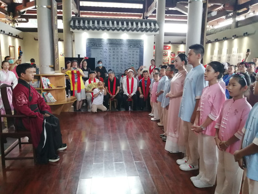 传统的拜师仪式要先呈拜师帖，中华礼学剑字门弟子是这样做的