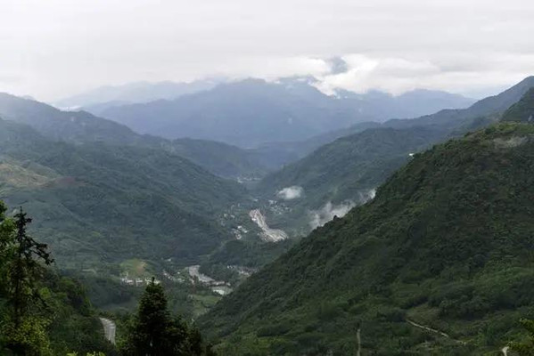 周末山里避暑，这座古镇人少几乎是空城，开车注意错峰道路施工