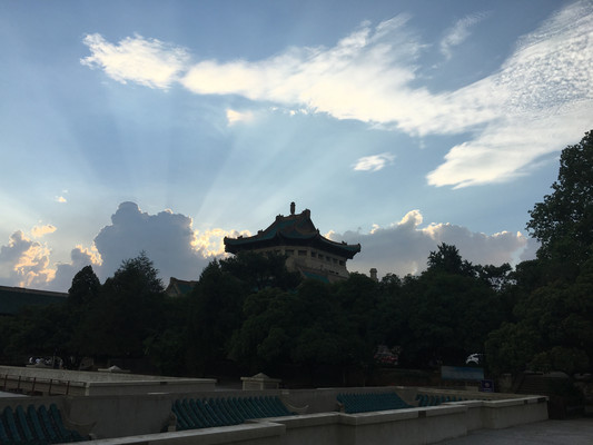 白云随心翻作浪，蓝天着意谱华章--武汉大学樱顶风光视频