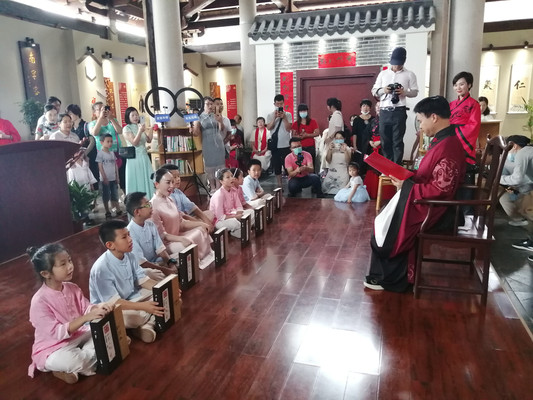 师父带领新弟子齐诵《大学》首章，朗读声响彻明伦堂，让人感动