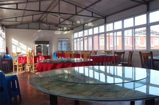 东戴河止锚湾纳海亭农家院，院门口赏碣石美景，海鲜种类太多了！