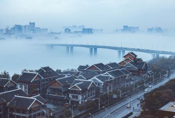 柳州香桥岩溶地质公园+中渡古镇+乘船夜游柳江一日游【香桥岩溶+中渡古镇+中渡响水瀑布+窑埠古镇或柳州工业博物馆（2选1）+乘船夜游柳江。】