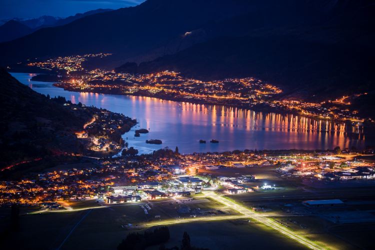 Queenstown Airport (Accessible with transport options, Nearby natural attractions)