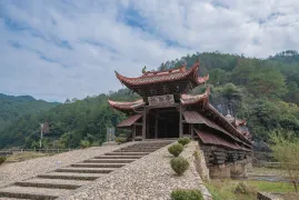 連城3日遊:冠豸山景區的丹霞地貌、客家文化與溫泉體驗