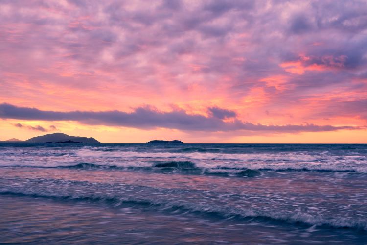 Longwangtou Beach (Scenic coastal experiences, Relaxation focus)