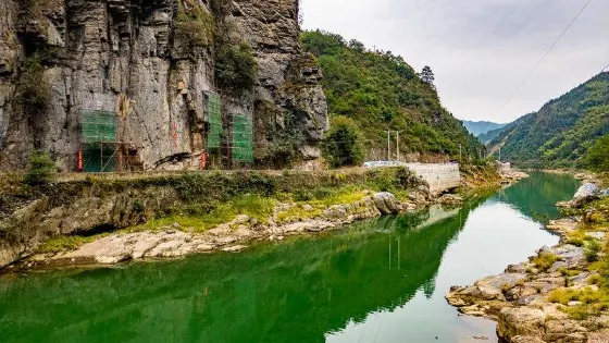 穿岩