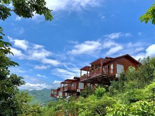 灵龙谷的山最让人惊叹， 高耸的石壁，连绵的峰峦，穿行于群山之间赏野花之鲜美