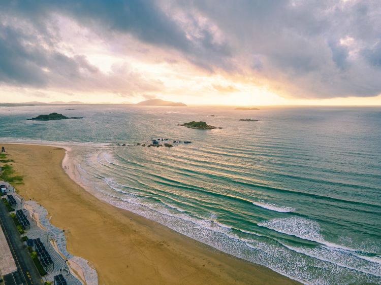 Longwangtou Beach (Scenic coastal experiences, Relaxation focus)