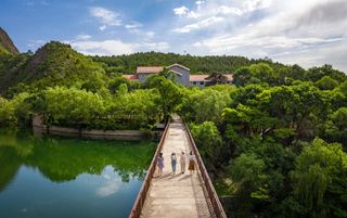 京郊避暑攻略，龙庆峡乘船游山+森林湿地玩水+游乐场+红色基地，聚会溜娃宝藏地！