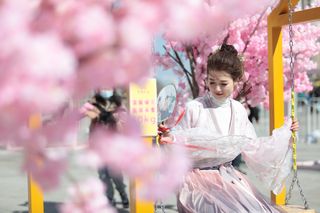 西城红场汉服小姐姐仙气十足 ，教你用网红秋千，花式打卡不重样