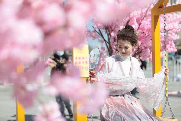 西城红场汉服小姐姐仙气十足 ,教你用网红秋千,花式打卡不重样